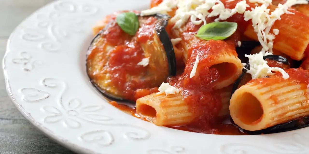 Pasta alla Norma, un classico da provare se ti chiedi cosa mangiare a Catania. Melanzane, pomodoro e ricotta salata.