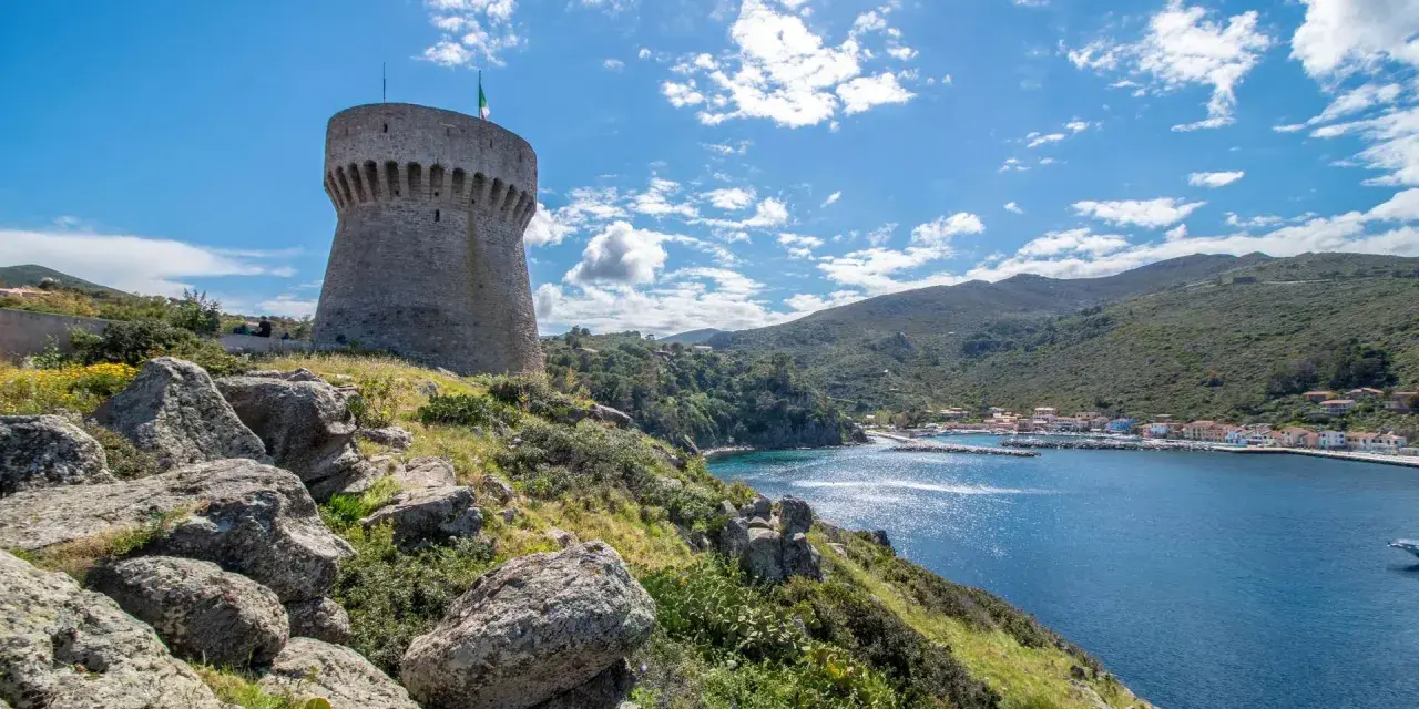 Torre del Giove, un simbolo dell'isola di Capraia, domina il golfo azzurro con le sue antiche mura.