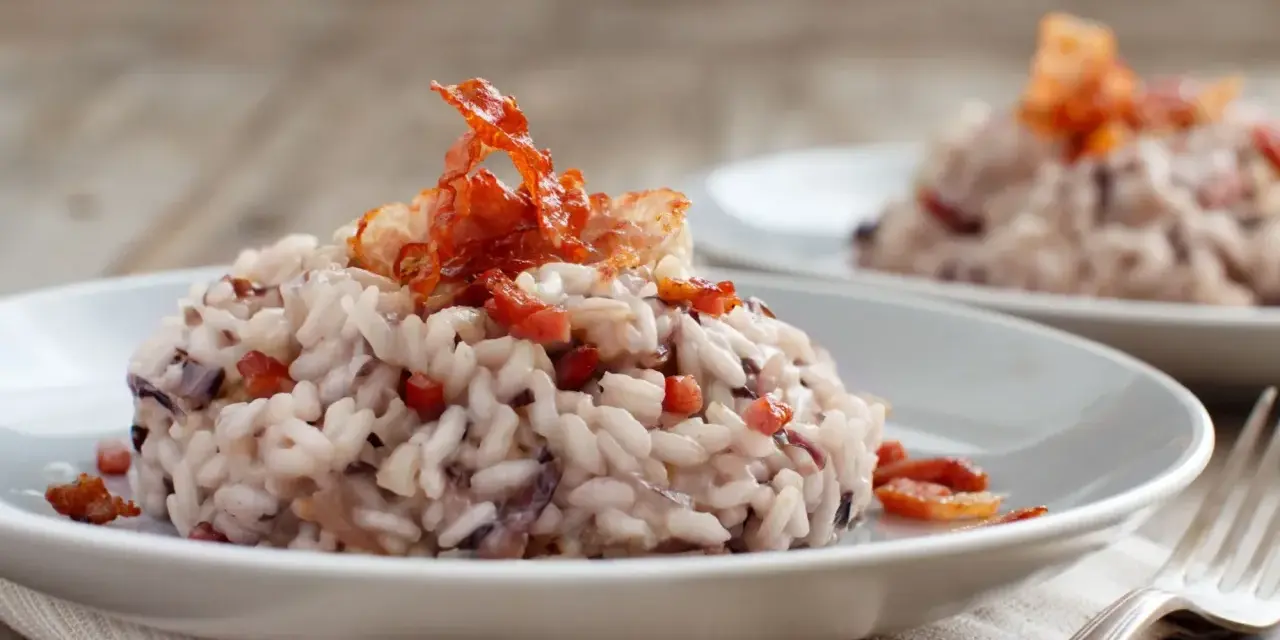 Risotto cremoso con radicchio e croccante guanciale, un'ottima idea su cosa mangiare a Treviso.