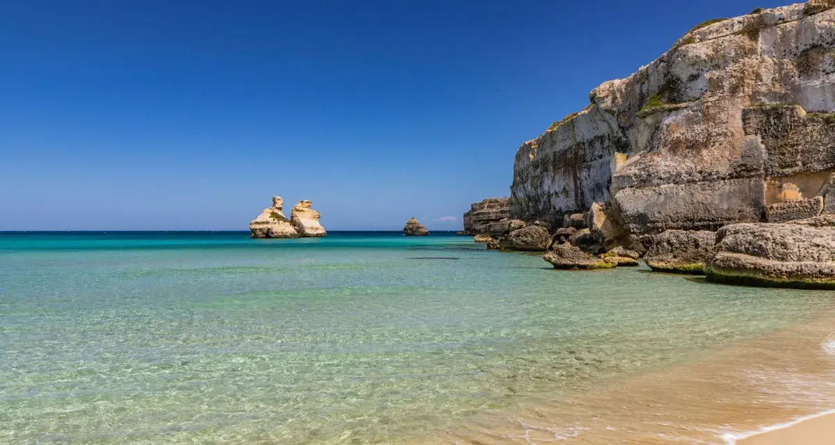 Acque cristalline e scogliere imponenti: un assaggio delle 10 spiagge più belle del Salento.