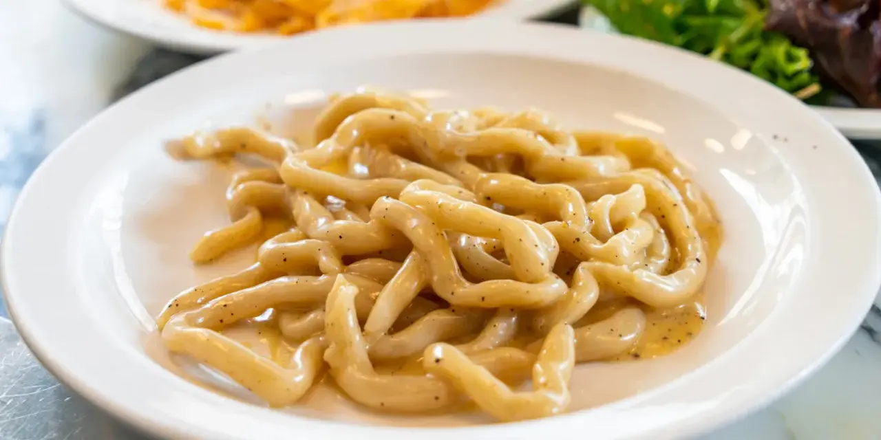 Pici cacio e pepe, un classico da provare per capire cosa mangiare a Siena.