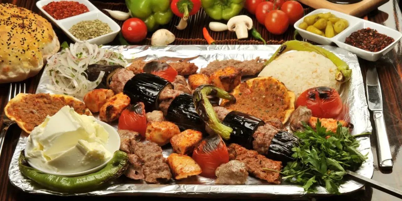 Un assaggio di cosa mangiare a Istanbul: un piatto ricco di kebab, melanzane, pomodori arrostiti, riso e pane.