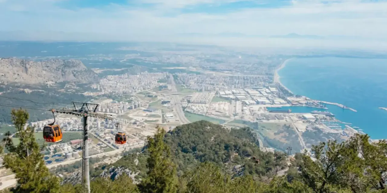 Panoramica di Antalya vista dall'alto con funivia. Un'ottima prospettiva per scoprire cosa vedere in questa città turca.