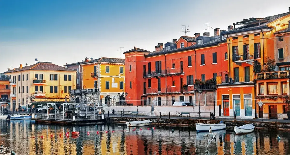 Colorate case affacciate sull'acqua, un incantevole scorcio di una delle tante città da visitare nel nord Italia.