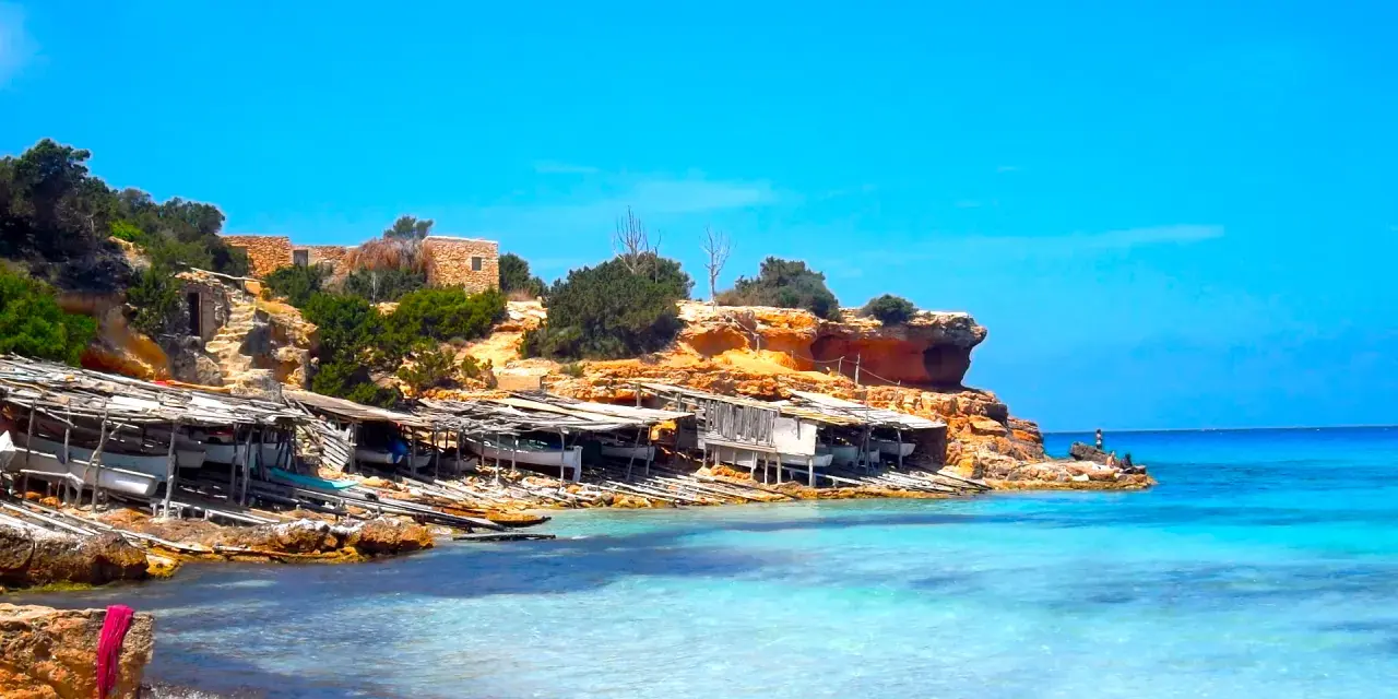 Scogliere rocciose e case di pescatori a Formentera. Un luogo ideale per scoprire le cose da fare a Formentera, tra cui godersi il mare cristallino.