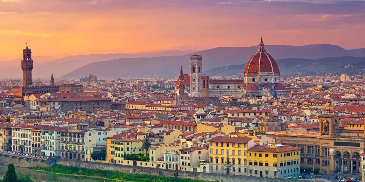 Panorama di Firenze al tramonto, con il Duomo e Palazzo Vecchio. Un'idea di cosa vedere a Firenze in un giorno, tra arte e storia.
