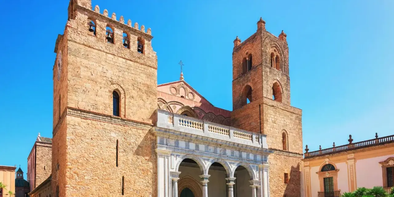 Monreale: cosa vedere? L'imponente Duomo con le sue torri campanarie domina la piazza, un capolavoro normanno da non perdere.