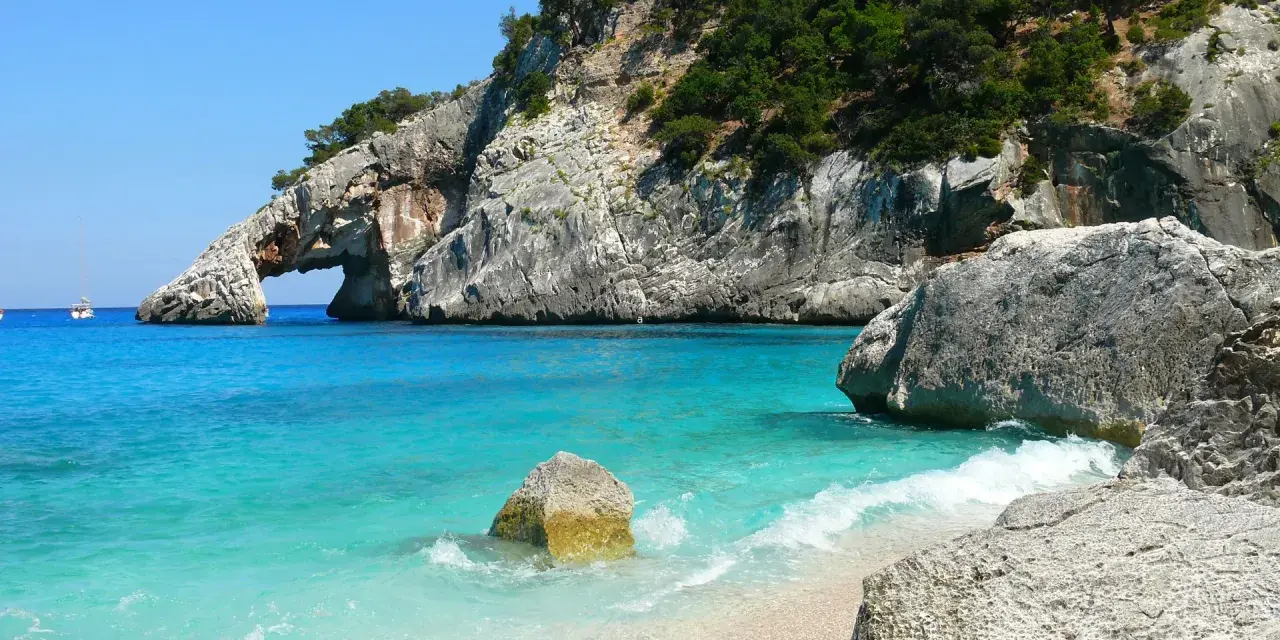 Arco naturale su mare cristallino, un sogno per il tuo tour Sardegna 7 giorni.
