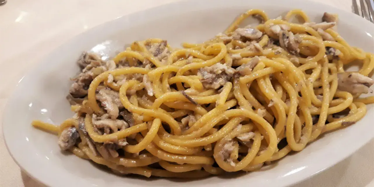 Spaghetti con sardine, un sapore autentico tra i piatti tipici di Verona.