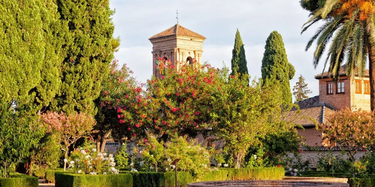 Giardini fioriti e torre moresca, un assaggio di cosa vedere a Granada in un giorno.