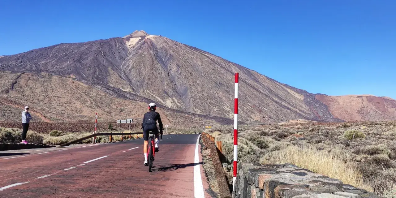 Ciclista pedala verso il vulcano Teide, un'ottima meta per scoprire le Canarie dove andare.