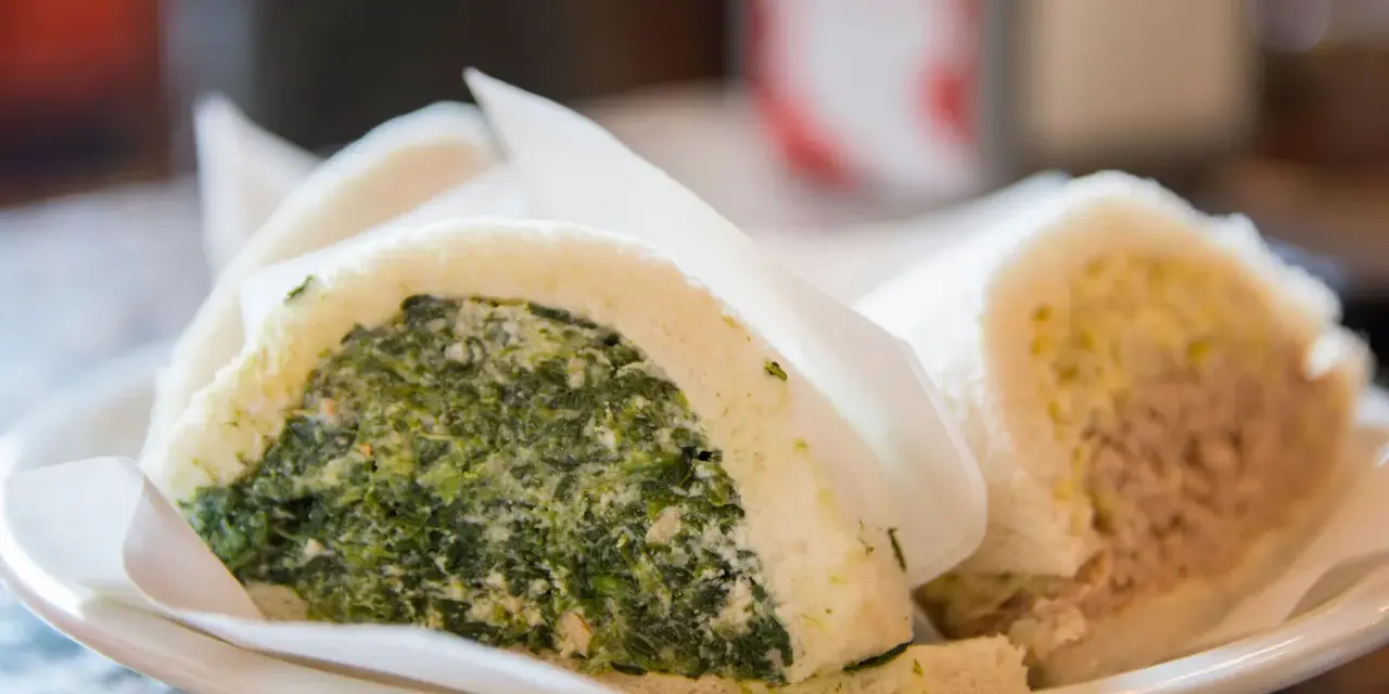 Tramezzini con spinaci e ricotta, e uno con tonno e maionese, gustosi piatti tipici veneziani.