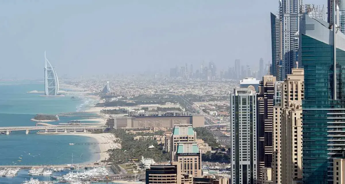 Panoramica di Dubai con grattacieli moderni, il Burj Al Arab e il mare. Ideale per scoprire cosa vedere a Dubai in 3 giorni.