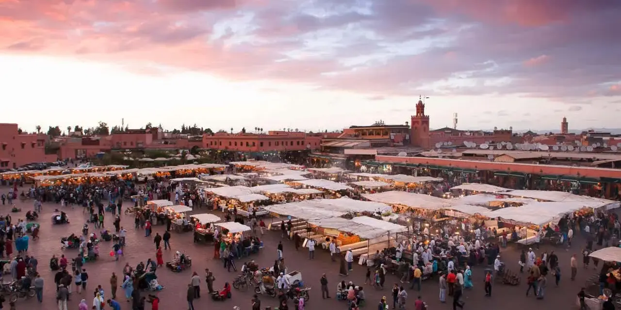Piazza Jemaa el-Fna a Marrakech al tramonto, un luogo vibrante che fa chiedere: marrakech quanti giorni servono per viverla appieno?
