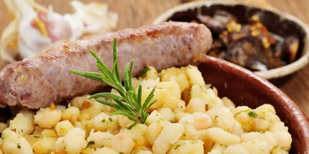 Salsiccia con patate e gamberi, un'idea gustosa su cosa mangiare a Barcellona.