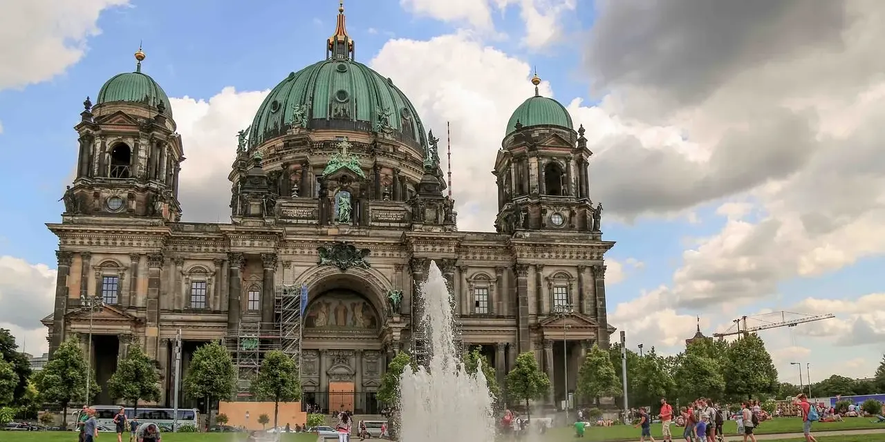 Fontana davanti al Duomo di Berlino, un'ottima idea per cosa fare a Berlino, con persone che si godono la giornata.
