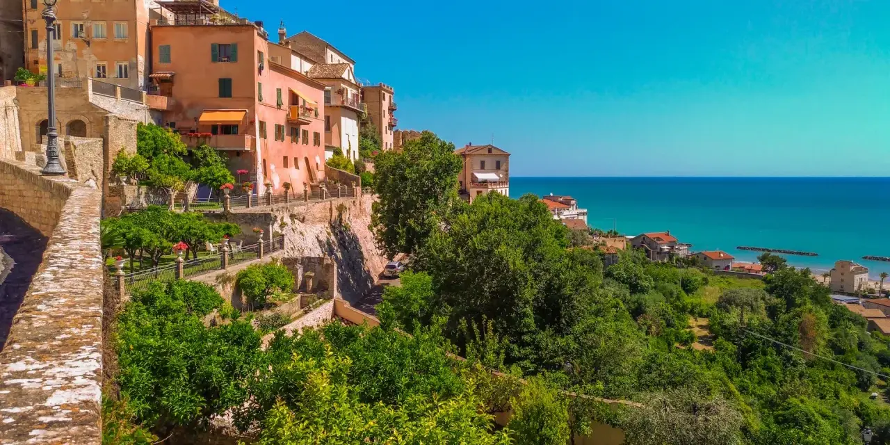 Case colorate a picco sul mare, giardini lussureggianti e scorci mozzafiato: ecco cosa vedere a Grottammare, un gioiello marchigiano.