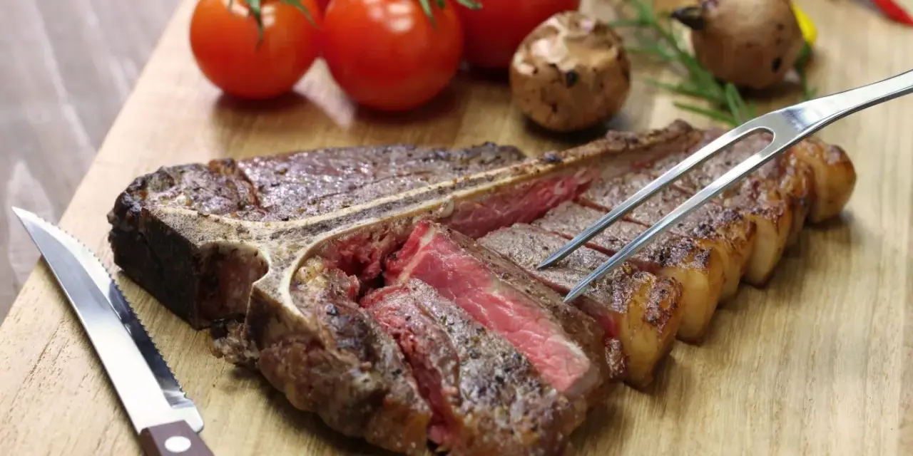 La bistecca alla fiorentina perfetta, succulenta e cotta al punto giusto, è un must per chi cerca dove mangiare la fiorentina a Firenze.