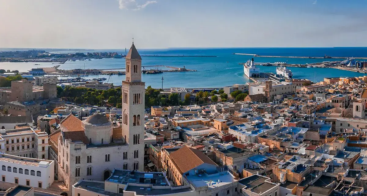 Vista aerea di Bari con la Basilica di San Nicola e il porto. Perfetto per scoprire cosa vedere a Bari in 3 giorni.