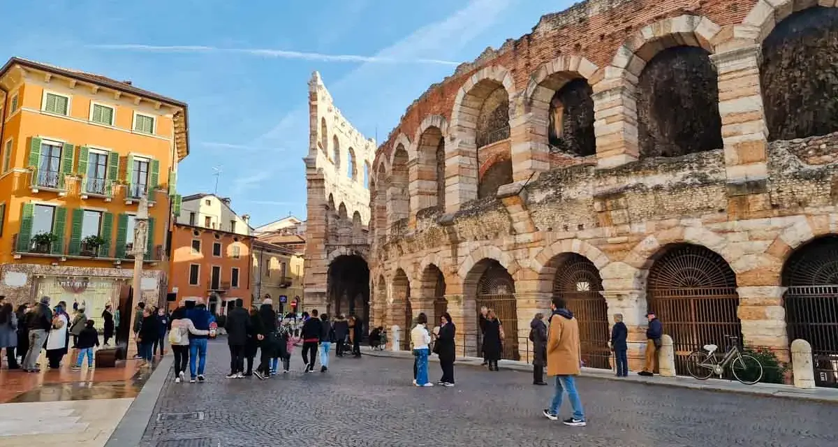 Piazza Bra a Verona, con l'Arena e palazzi colorati. Un'ottima idea per cosa vedere a Verona in un giorno, tra storia e vita cittadina.