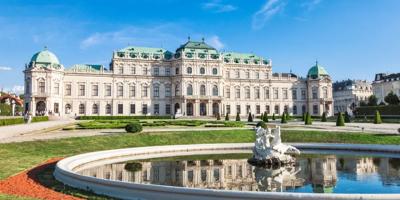 Palazzo Belvedere, un gioiello per cosa vedere a Vienna in 3 giorni, con fontana e giardini curati.
