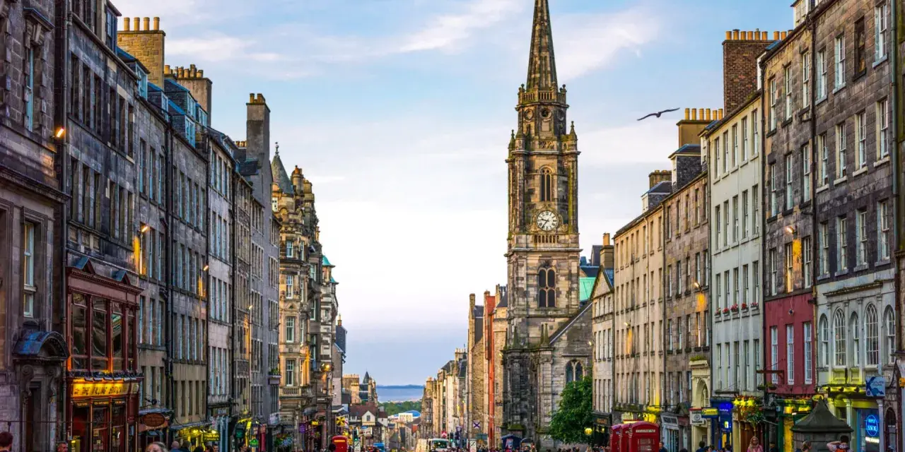 Edimburgo: la strada principale con la torre dell'orologio, perfetta per scoprire cosa vedere a Edimburgo in 3 giorni.