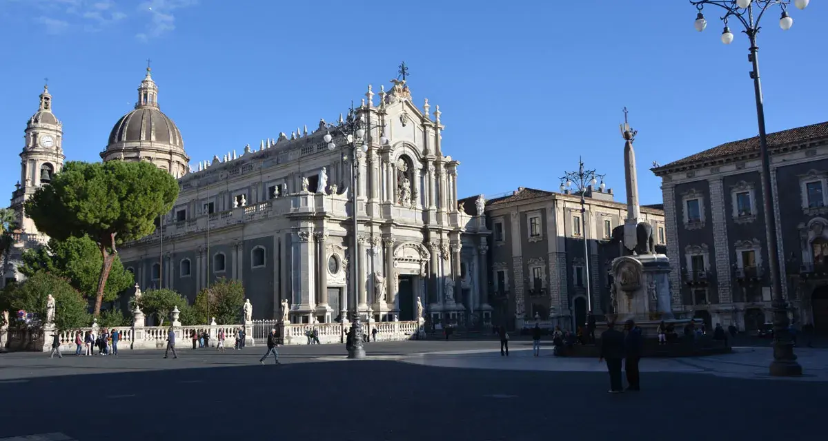 Piazza del Duomo a Catania: la Cattedrale, la fontana dell'Elefante e l'obelisco. Ideale per scoprire cosa vedere a Catania in un giorno.