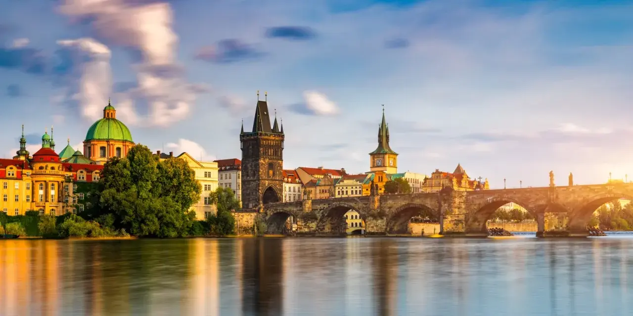 Ponte Carlo e il fiume Moldava, un'icona per il tuo itinerario Praga 3 giorni.