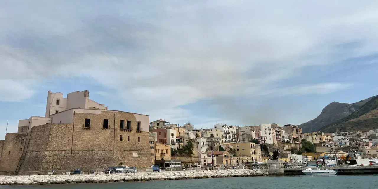 Castellammare del Golfo cosa vedere: il castello medievale domina il porto, con case colorate che si arrampicano sulla collina.