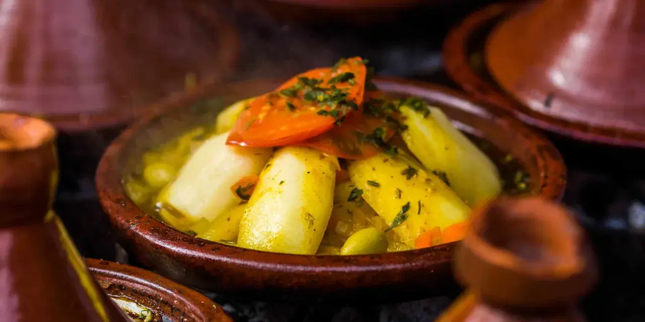 Un saporito tajine di verdure, con patate, pomodori e olive, è un must per chi cerca cosa mangiare a Marrakech.