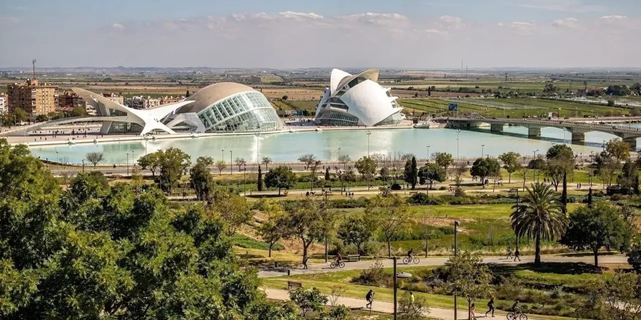 La Città delle Arti e delle Scienze di Valencia, un'idea per cosa vedere a Valencia in 3 giorni, con un parco rigoglioso e persone che passeggiano.