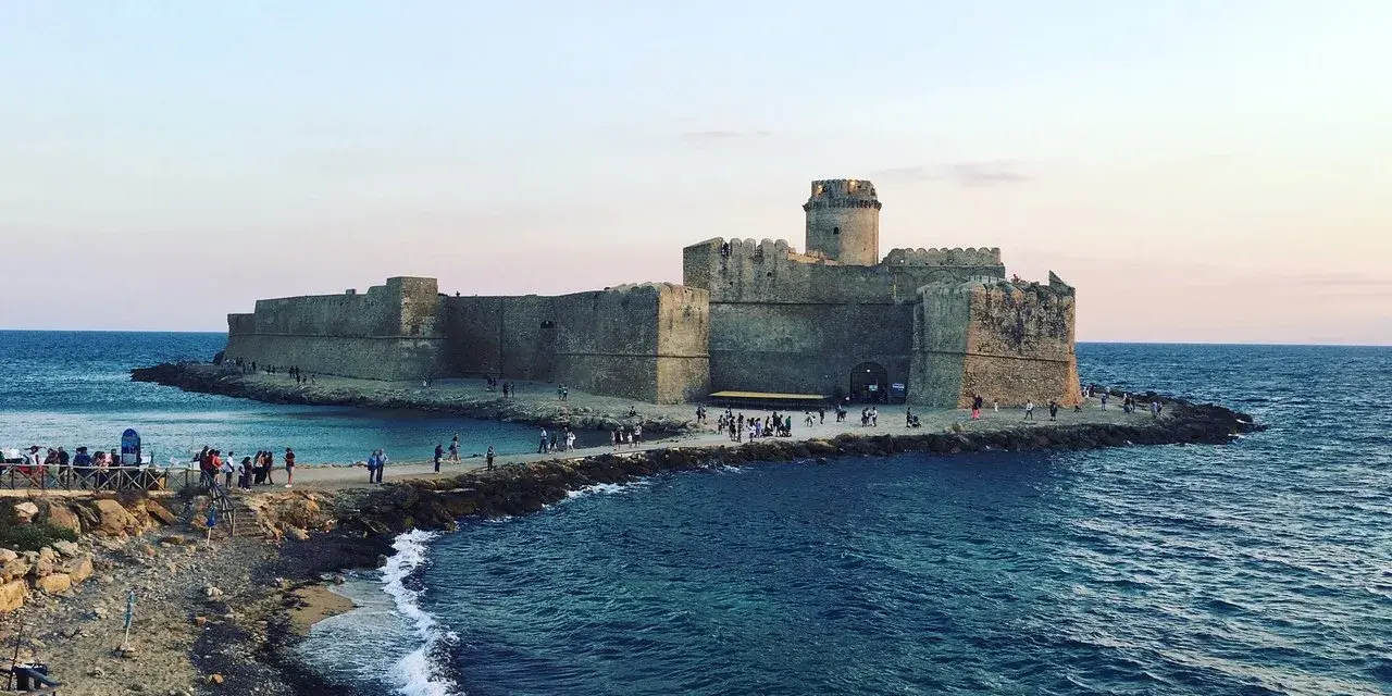 Castello Aragonese a picco sul mare, un must tra le cose da vedere a Crotone. Passeggiata panoramica e storia.