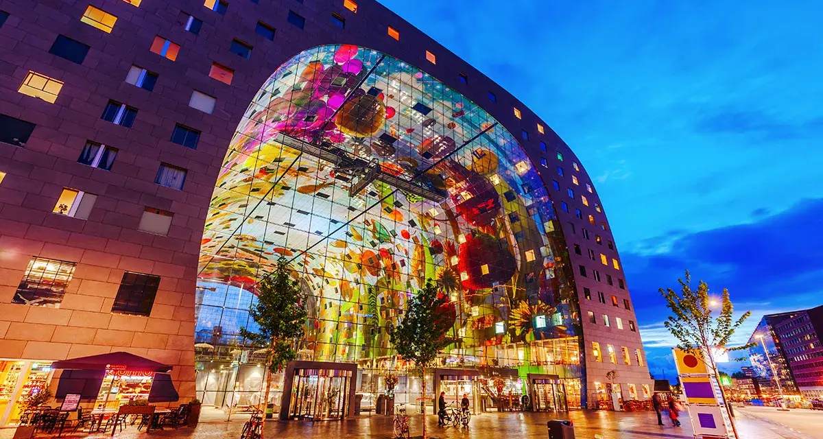 Il Markthal di Rotterdam, un'opera architettonica unica con un soffitto decorato, è un must per chi cerca cosa vedere a Rotterdam.