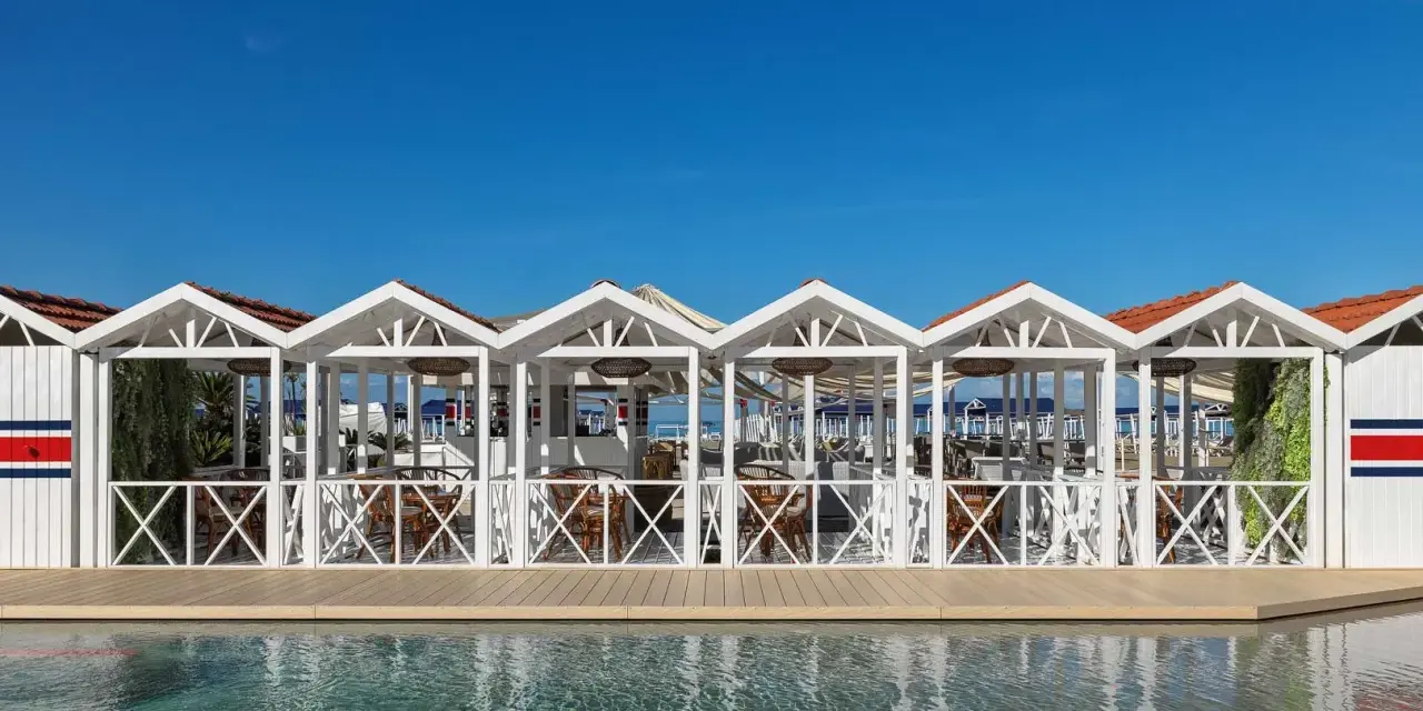 Filetti di pesce fresco e un tuffo in piscina a Forte dei Marmi. Un'oasi di relax con vista mare.
