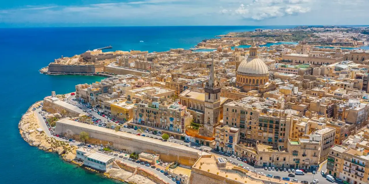 Valletta, Malta, vista aerea: un'idea di cosa fare a Malta esplorando le sue fortificazioni storiche e la cupola della cattedrale.