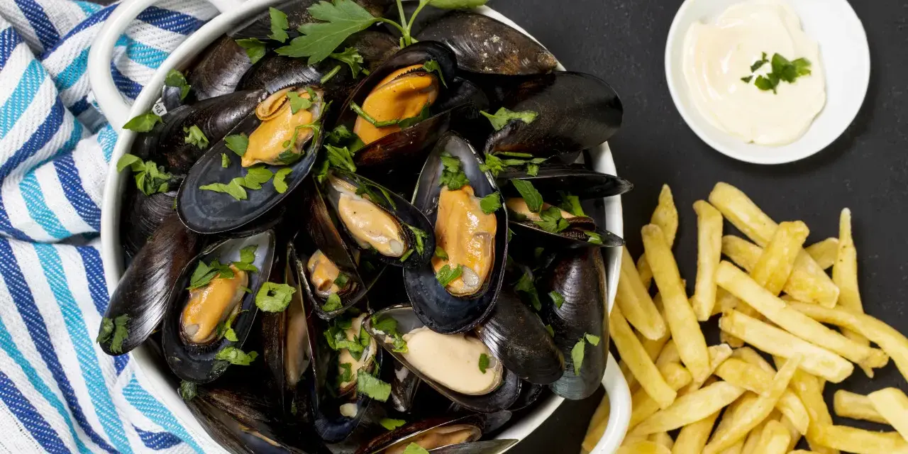 Cosa mangiare a Bruxelles? Cozze fresche con patatine fritte e maionese, un classico da provare!
