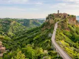 Civita di Bagnoregio, un borgo medievale su un'isola di tufo, raggiungibile tramite un lungo ponte pedonale.
