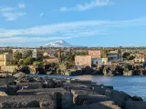 Vista di Catania e dell'Etna innevato, ideale per scoprire cosa vedere a Catania e dintorni in 3 giorni.