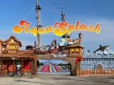 Ingresso a tema piratesco di AquaSplash, uno dei parchi divertimento Italia, con nave, castello e squali.