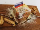 Fetta di torta con bandiera slovena, noci e mele essiccate, un assaggio dei piatti tipici sloveni.