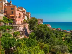 Case colorate a picco sul mare, giardini lussureggianti e scorci mozzafiato: ecco cosa vedere a Grottammare, un gioiello marchigiano.