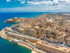 Valletta, Malta, vista aerea: un'idea di cosa fare a Malta esplorando le sue fortificazioni storiche e la cupola della cattedrale.