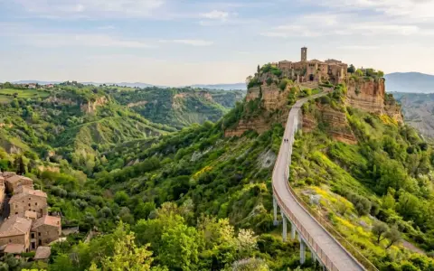 Civita di Bagnoregio, un borgo medievale su un'isola di tufo, raggiungibile tramite un lungo ponte pedonale.