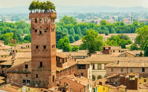 Torre Guinigi a Lucca, con alberi in cima, un must per chi visita Lucca cosa vedere.
