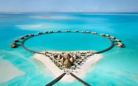 Un resort da sogno con bungalow sull'acqua a forma di cerchio, perfetto per chi cerca dove andare in vacanza ad agosto fuori Europa.
