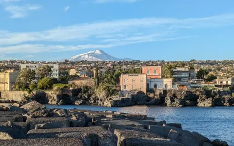 Vista di Catania e dell'Etna innevato, ideale per scoprire cosa vedere a Catania e dintorni in 3 giorni.
