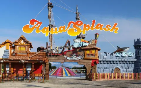 Ingresso a tema piratesco di AquaSplash, uno dei parchi divertimento Italia, con nave, castello e squali.