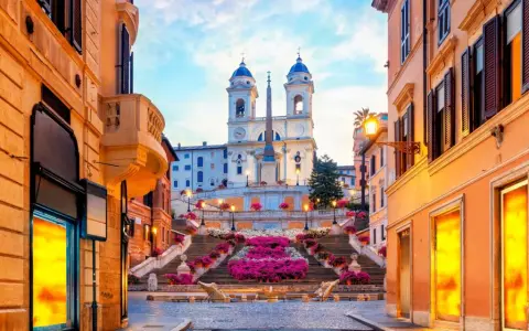 Scalinata di Trinità dei Monti a Roma, un luogo iconico per i tuoi prossimi viaggi da fare, con fiori colorati e un'atmosfera magica.