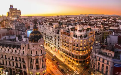 Vista aerea di Madrid al tramonto, con l'iconico edificio Metropolis. Perfetto per scoprire le cose da fare a Madrid.