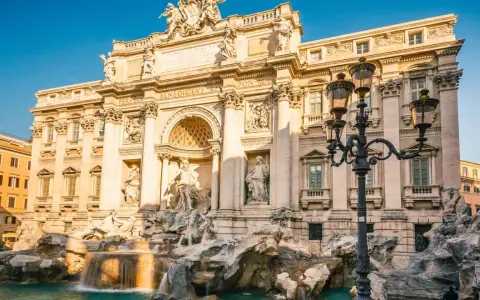 Fontana di Trevi, una delle citta piu belle d'Italia, con le sue sculture barocche e l'acqua che scorre.